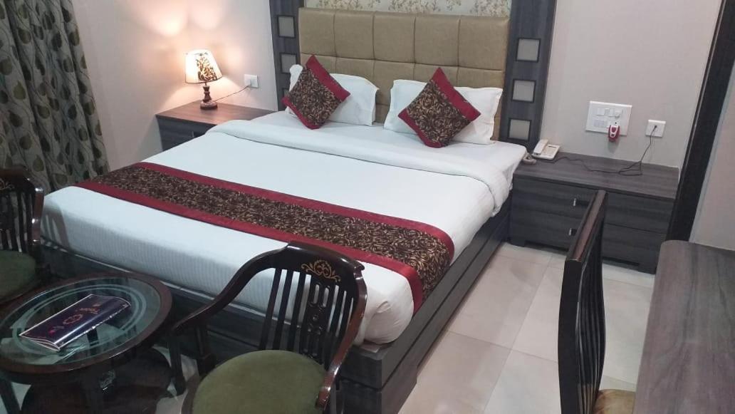 Hotel Ozas Grand Bénarès Extérieur photo