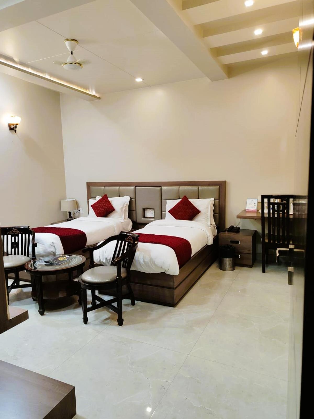 Hotel Ozas Grand Bénarès Extérieur photo